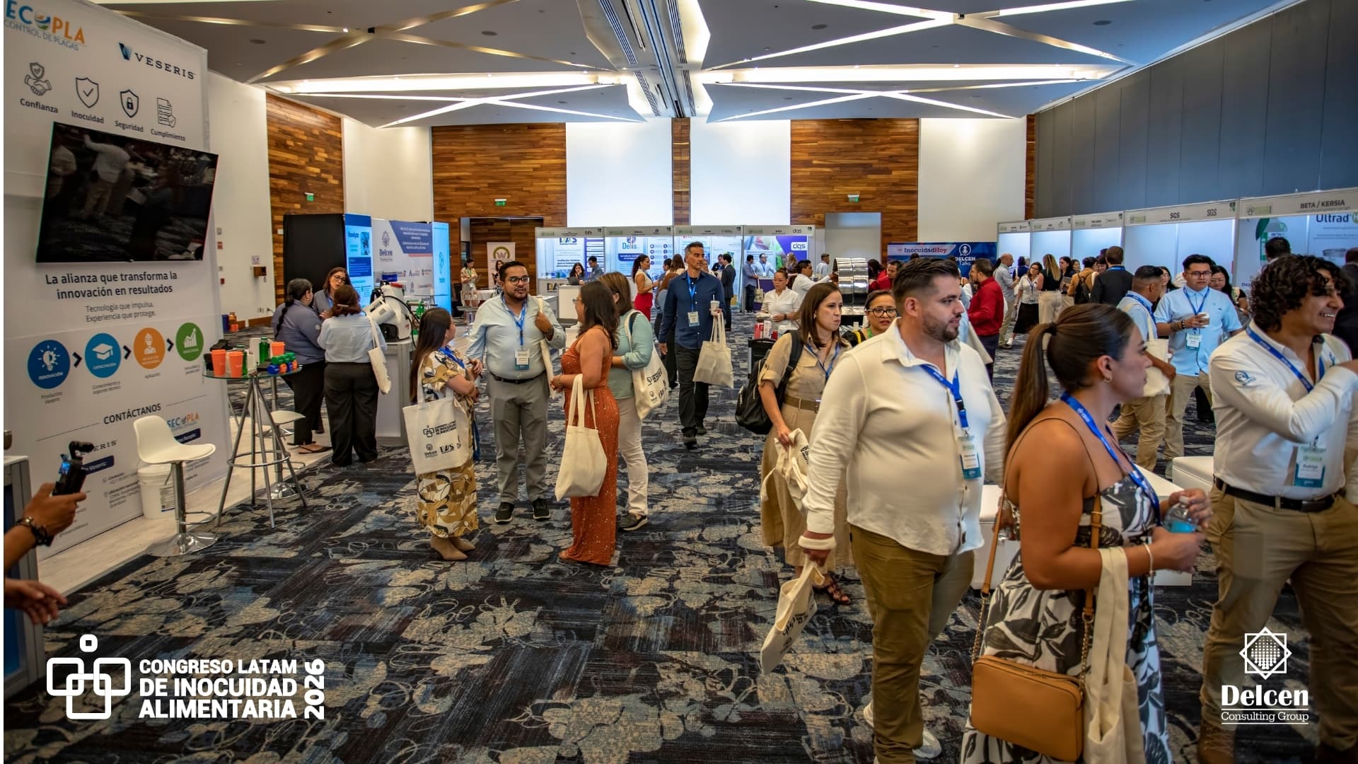 Área de exposición y networking del Congreso Latam 2026 en Puerto Vallarta