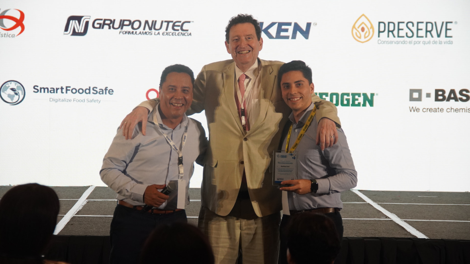 Reconocimiento a un ponente en el escenario del Congreso Latam 2024 con los patrocinadores