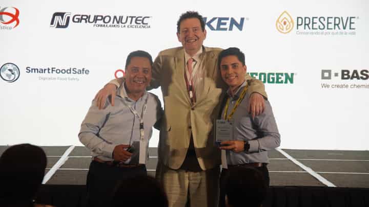 Reconocimiento a un ponente en el escenario del Congreso Latam 2024 con los patrocinadores