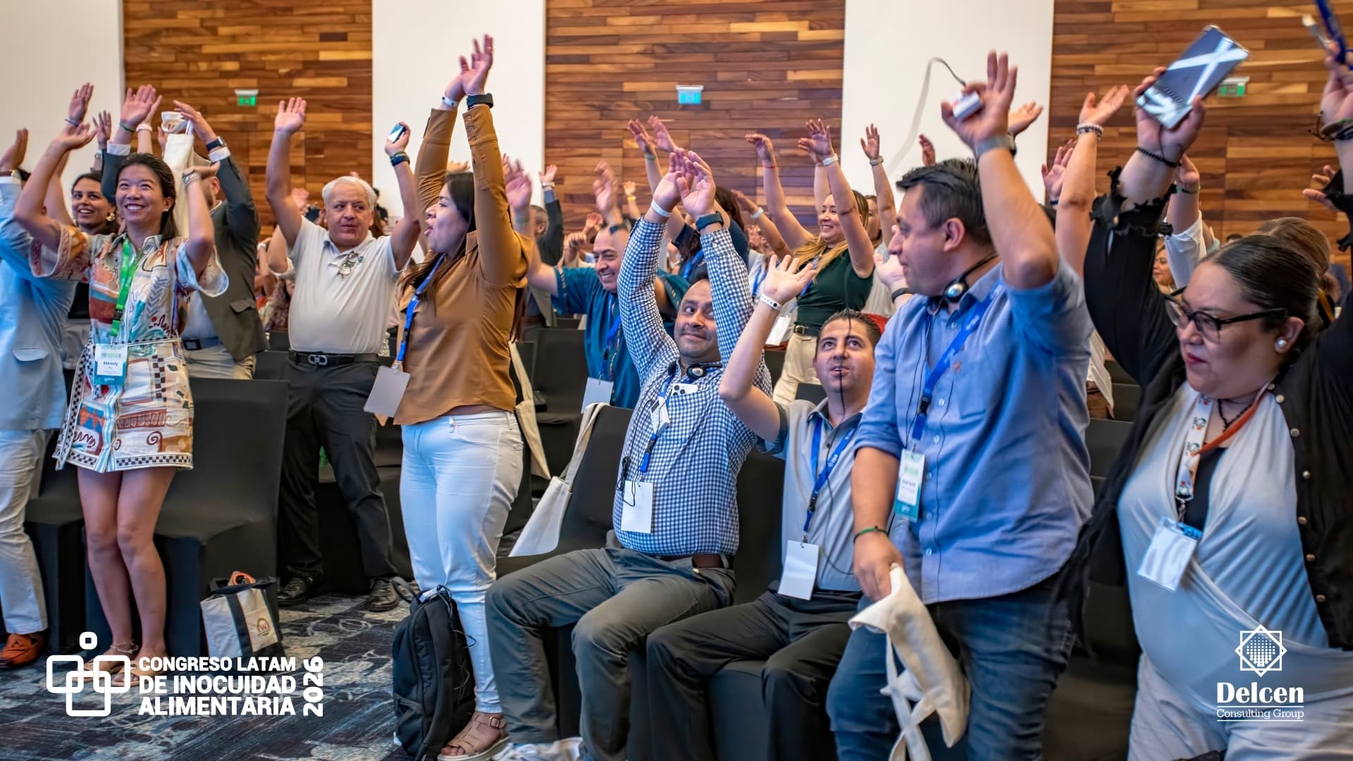 Participantes del Congreso 2026 levantando la mano durante una sesión interactiva