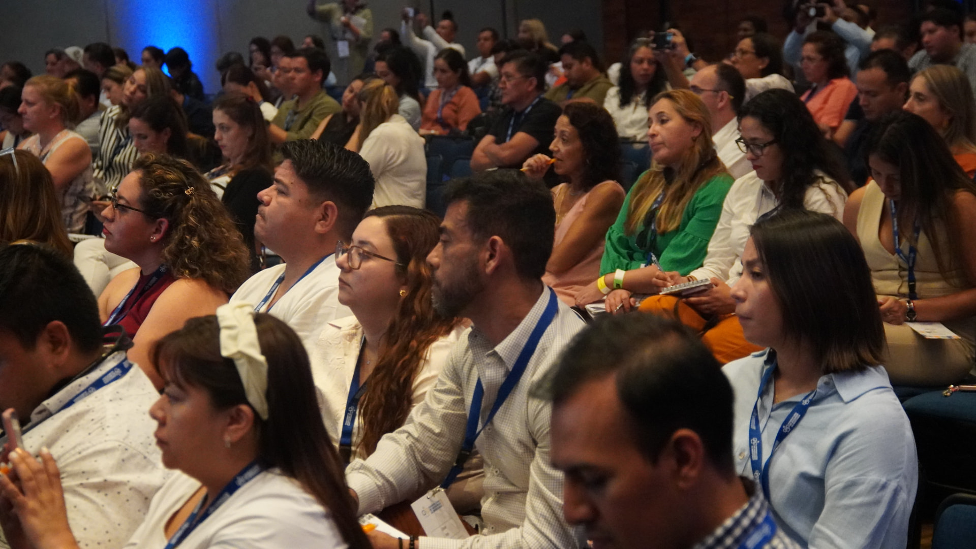 Audiencia atenta durante una sesión del Congreso Latam de Inocuidad Alimentaria 2024 en Cancún