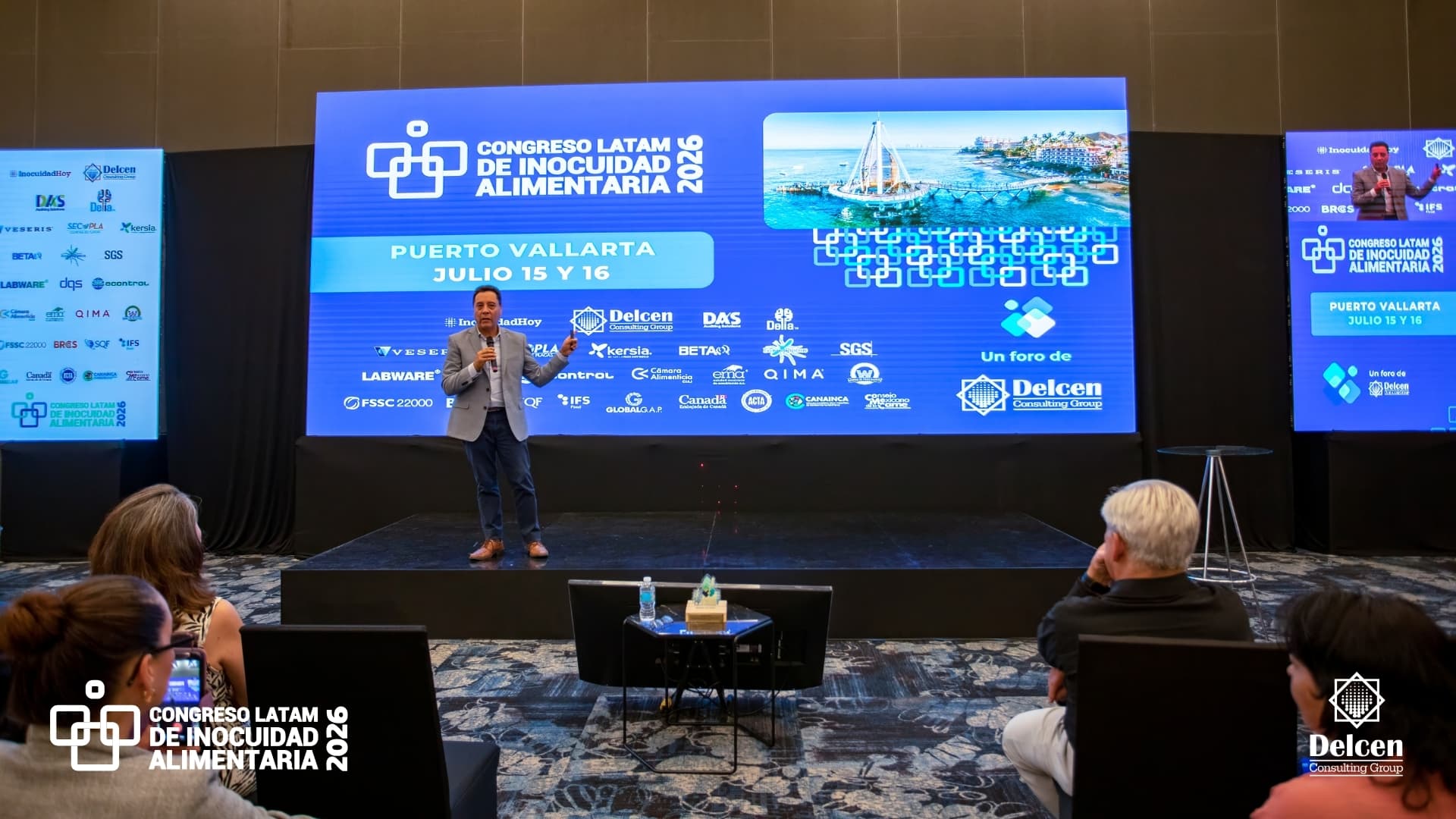 Ponente en el escenario del Congreso Latam 2026 con la pantalla oficial del evento
