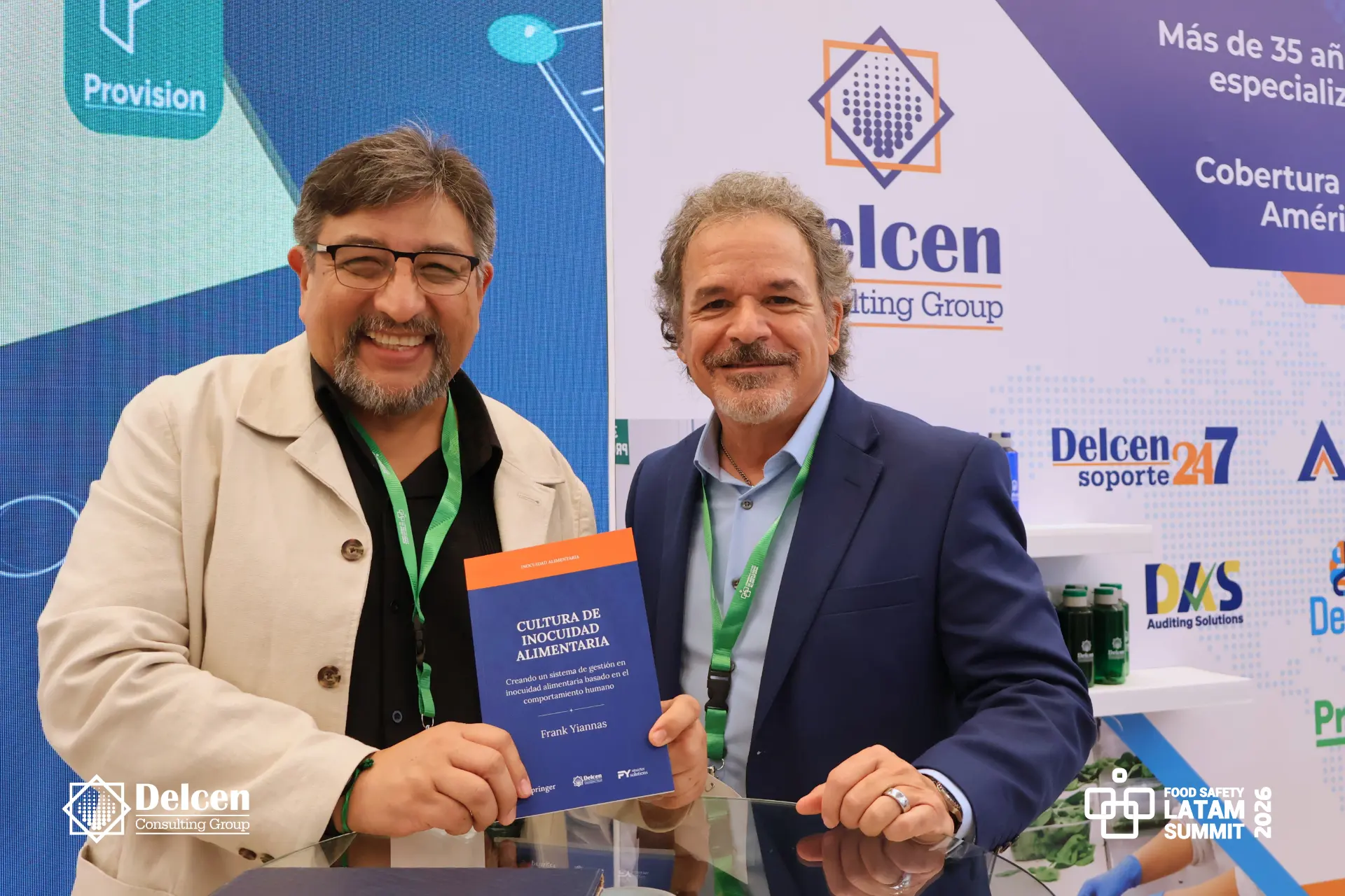 Frank Yiannas y un colega posan con el libro Cultura de Inocuidad Alimentaria en el Congreso 2026