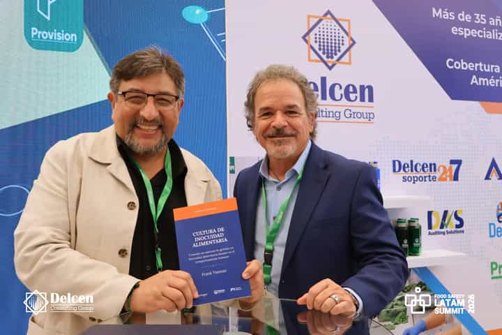 Frank Yiannas y un colega posan con el libro Cultura de Inocuidad Alimentaria en el Congreso 2026