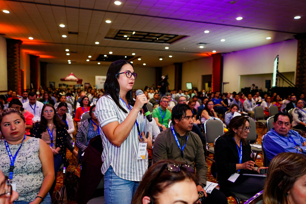 Asistente interviniendo con micrófono durante una sesión del Congreso Latam 2023 en Querétaro