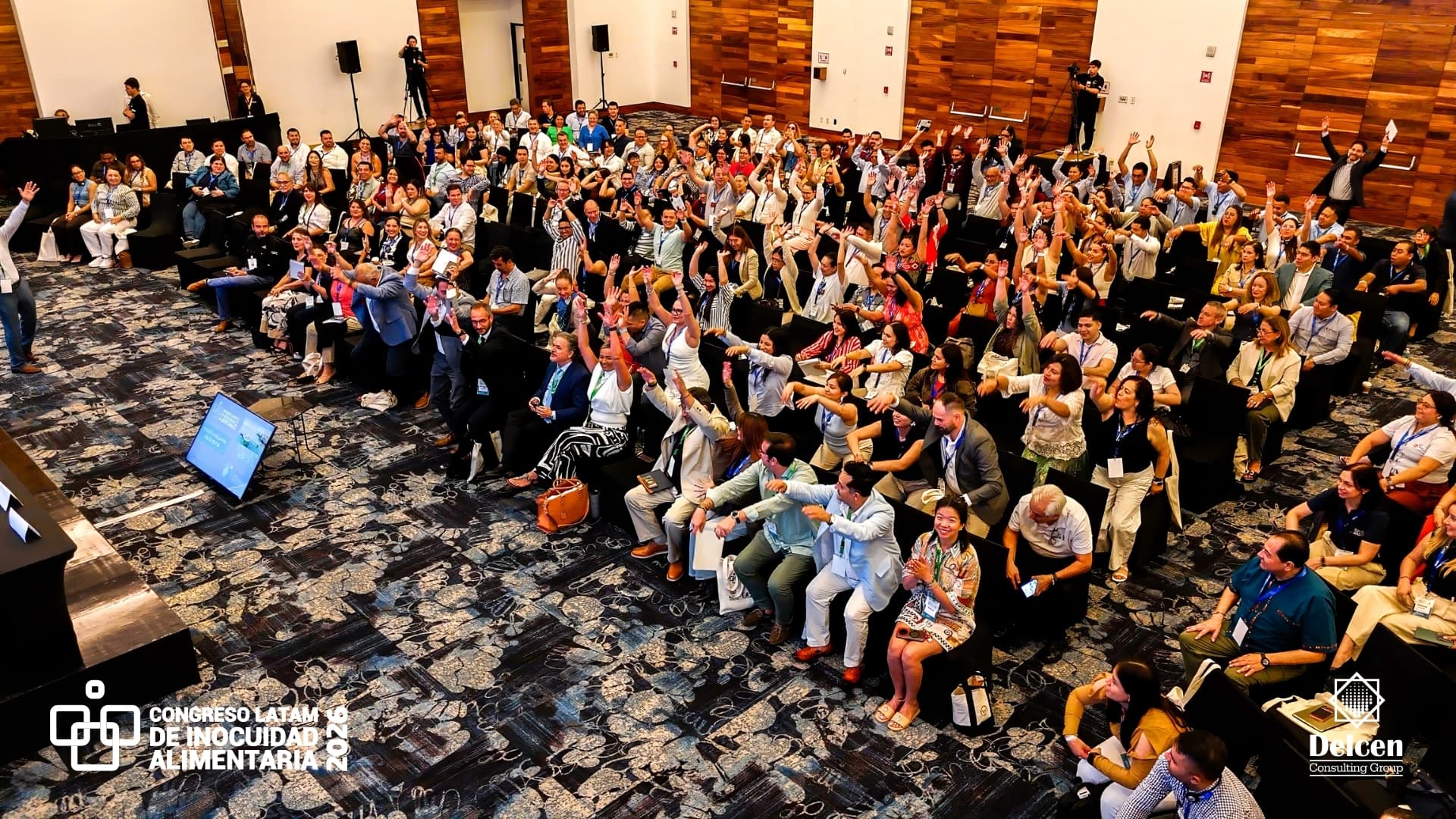 Asistentes del Congreso Latam 2026 participando en una dinámica grupal en Puerto Vallarta