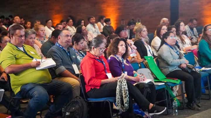 Asistentes tomando notas durante una sesión del Congreso Latam 2024 en Cancún