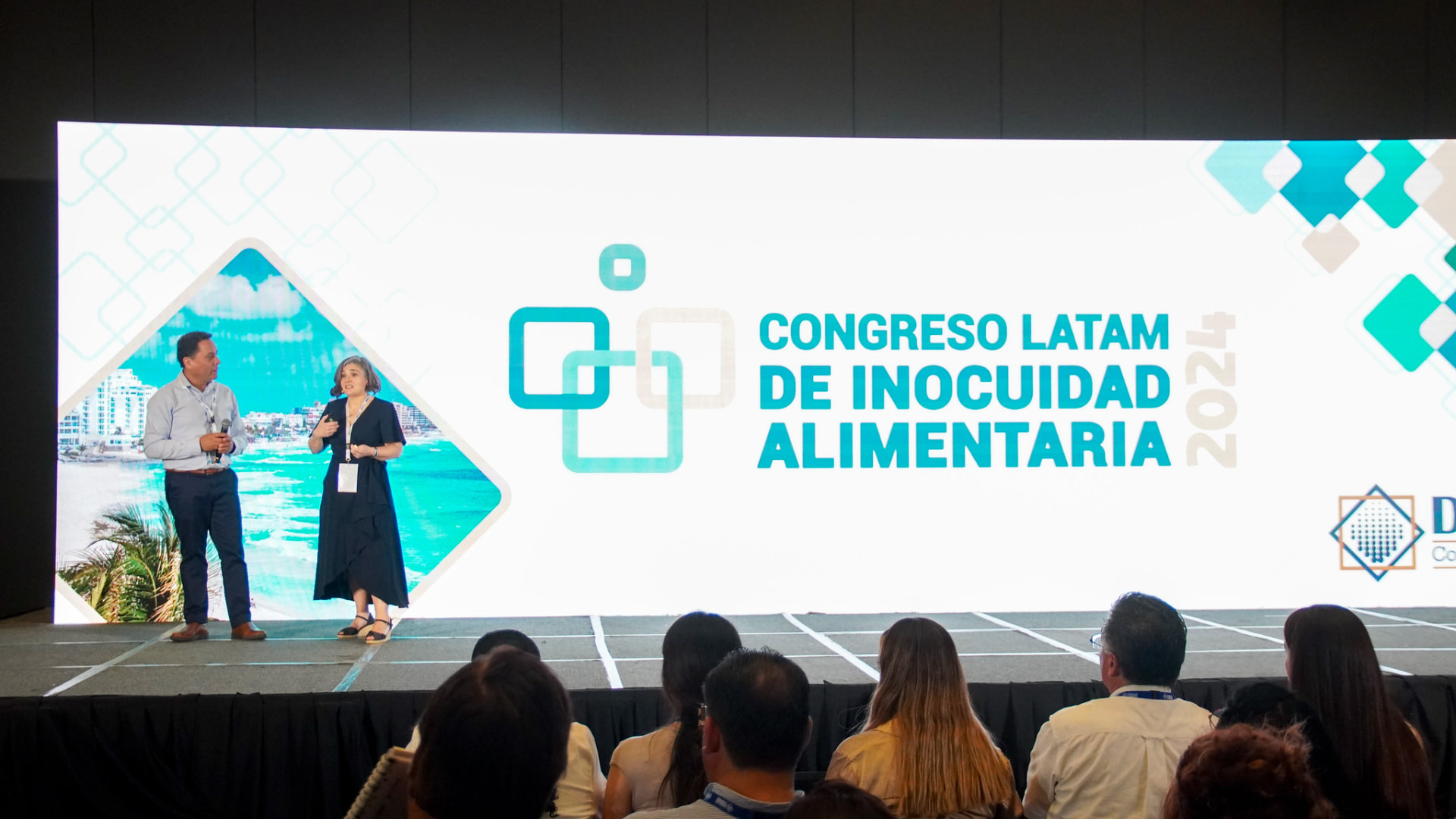 Dos ponentes presentando ante la audiencia en el escenario principal del Congreso Latam 2024