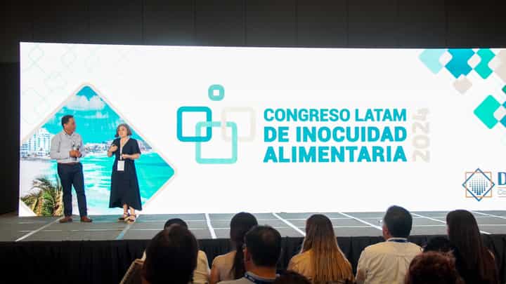 Dos ponentes presentando ante la audiencia en el escenario principal del Congreso Latam 2024