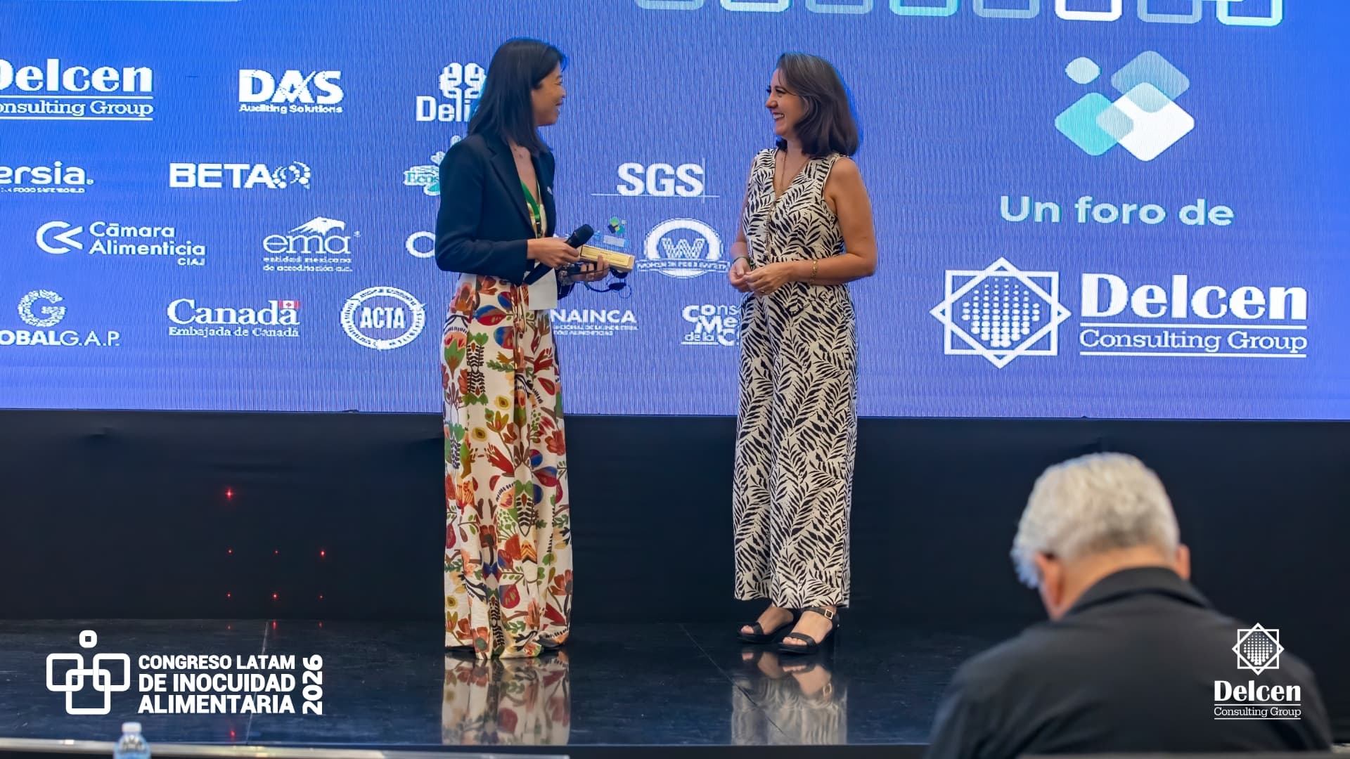 Entrega de reconocimientos a ponentes en el escenario principal del Congreso 2026