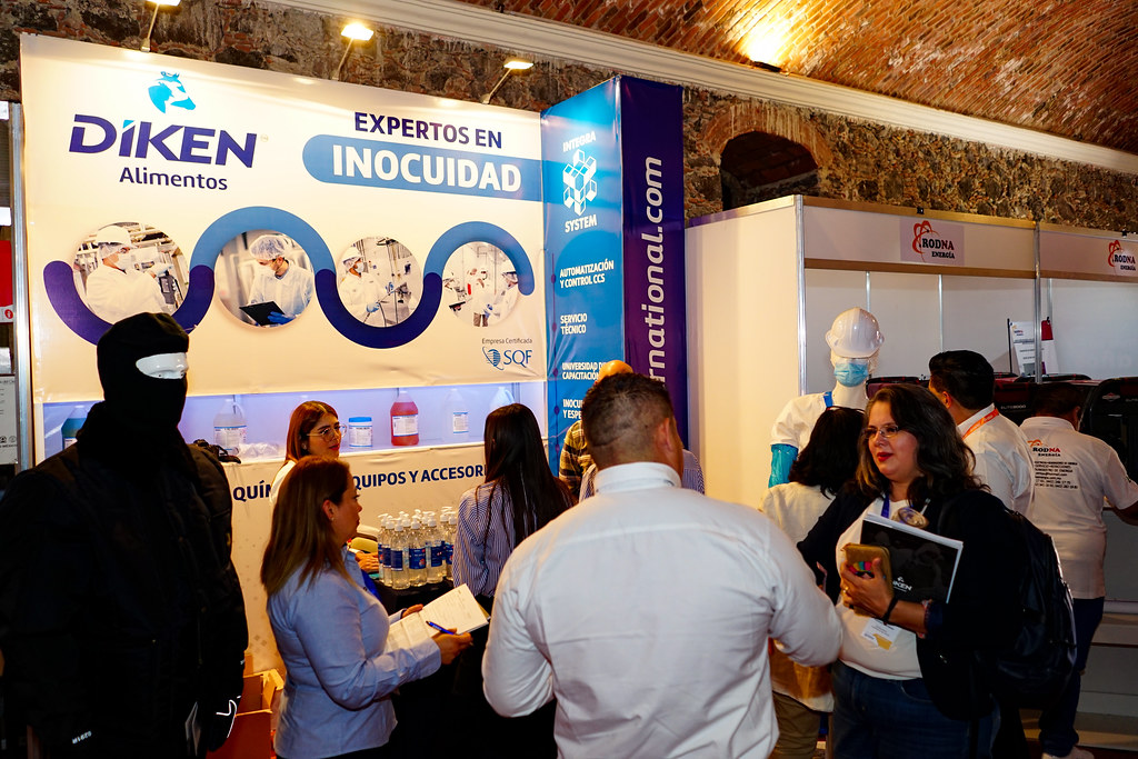 Stand de Diken Alimentos con soluciones de inocuidad en el área de exposición del Congreso Latam 2023