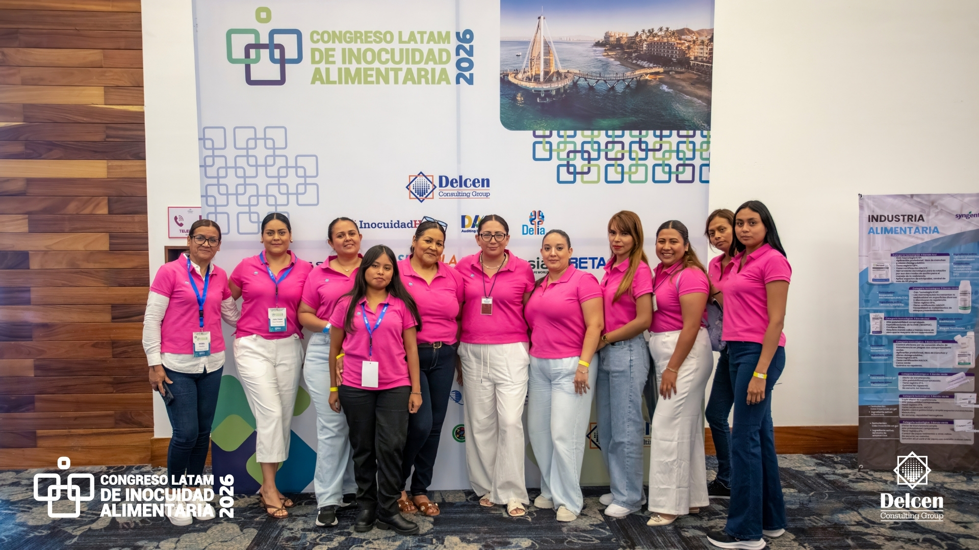 Equipo y asistentes del Congreso 2026 frente al muro oficial del evento