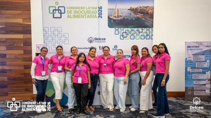 Equipo y asistentes del Congreso 2026 frente al muro oficial del evento