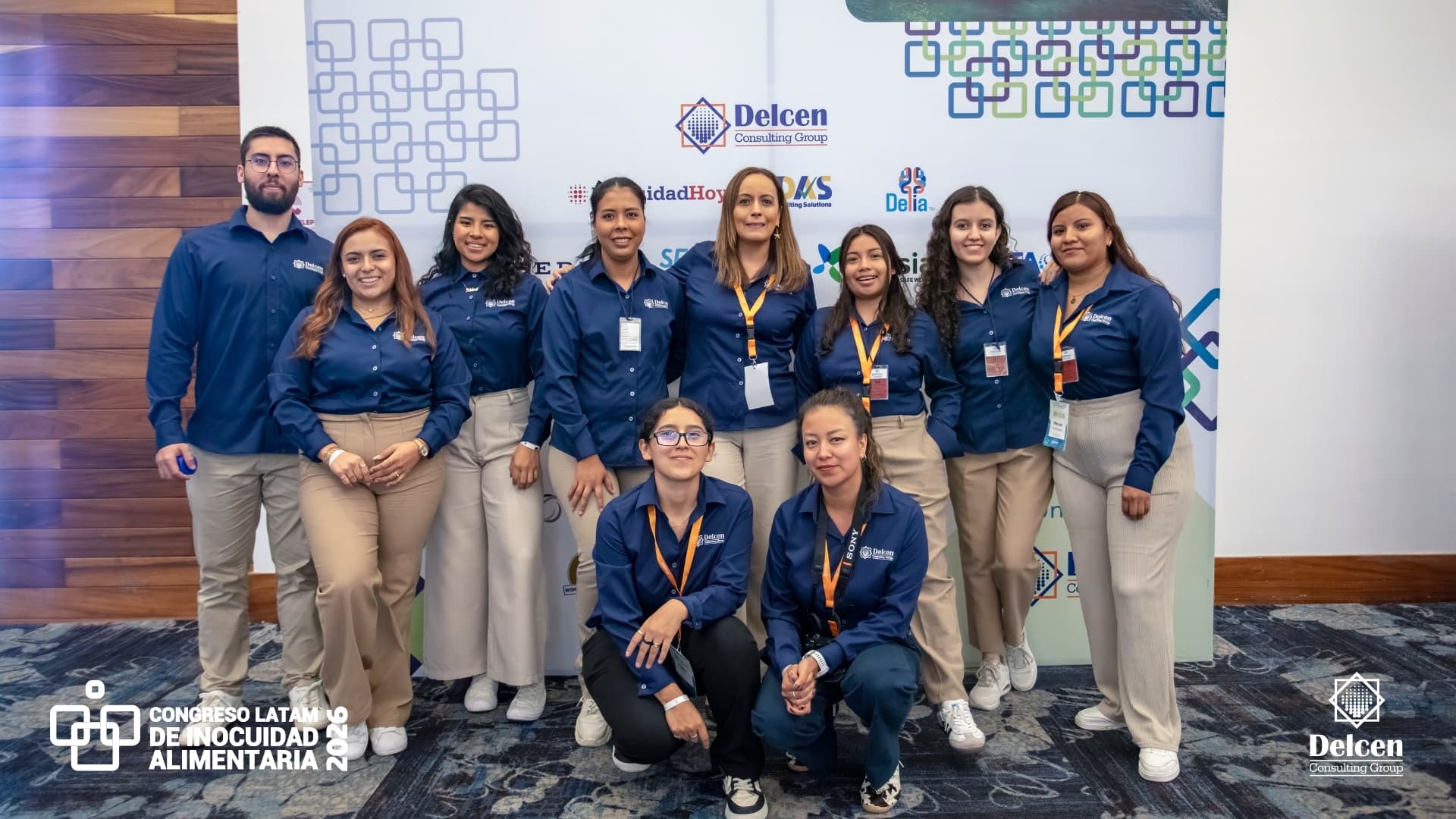 Equipo organizador del Congreso Latam 2026 frente al muro de patrocinadores