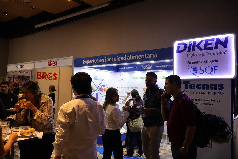 Asistentes conversando con expositores en el área comercial del Congreso Latam Colombia 2024