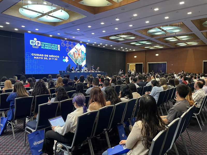 Audiencia del Congreso 2025 en el salón principal frente al escenario durante una sesión plenaria