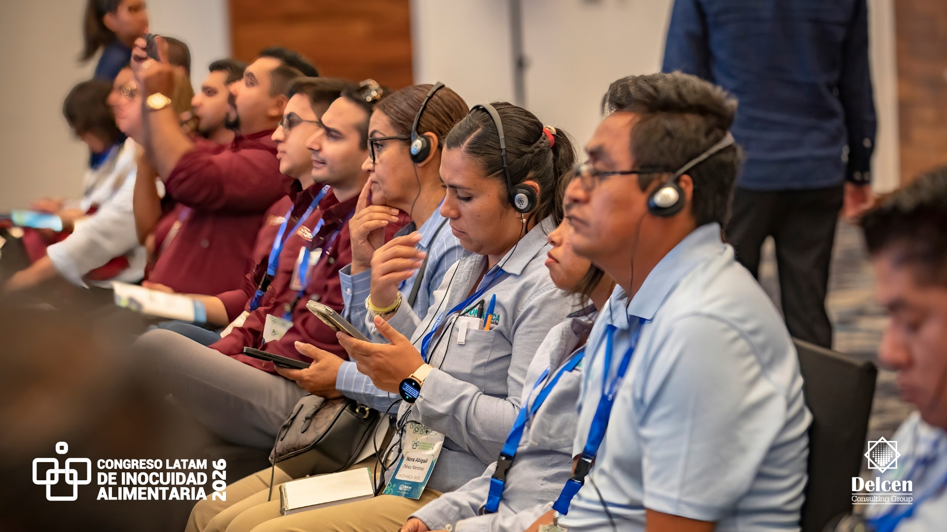Asistentes siguiendo una conferencia con traducción simultánea en el Congreso 2026