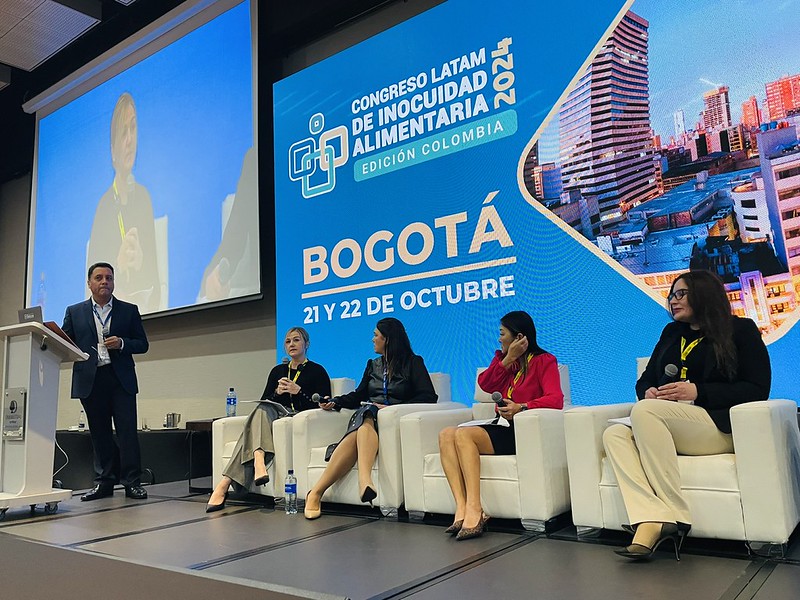 Panel de especialistas en el escenario principal del Congreso Latam Colombia 2024 en Bogotá
