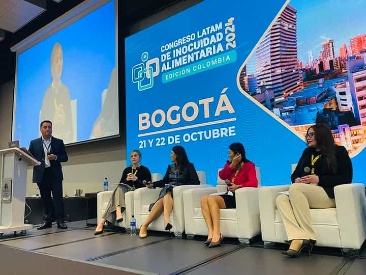 Panel de especialistas en el escenario principal del Congreso Latam Colombia 2024 en Bogotá