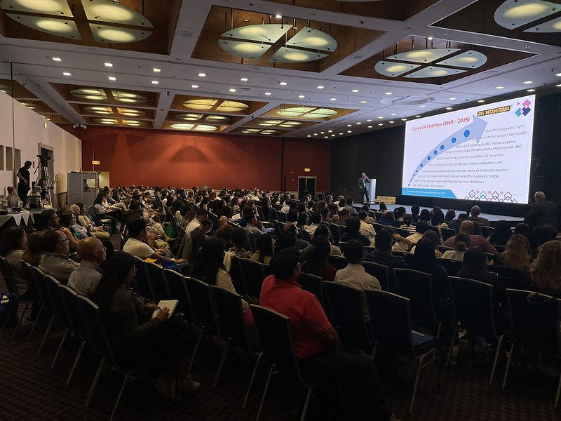 Conferencista del Congreso Latam 2025 presentando una gráfica de evolución histórica en el escenario