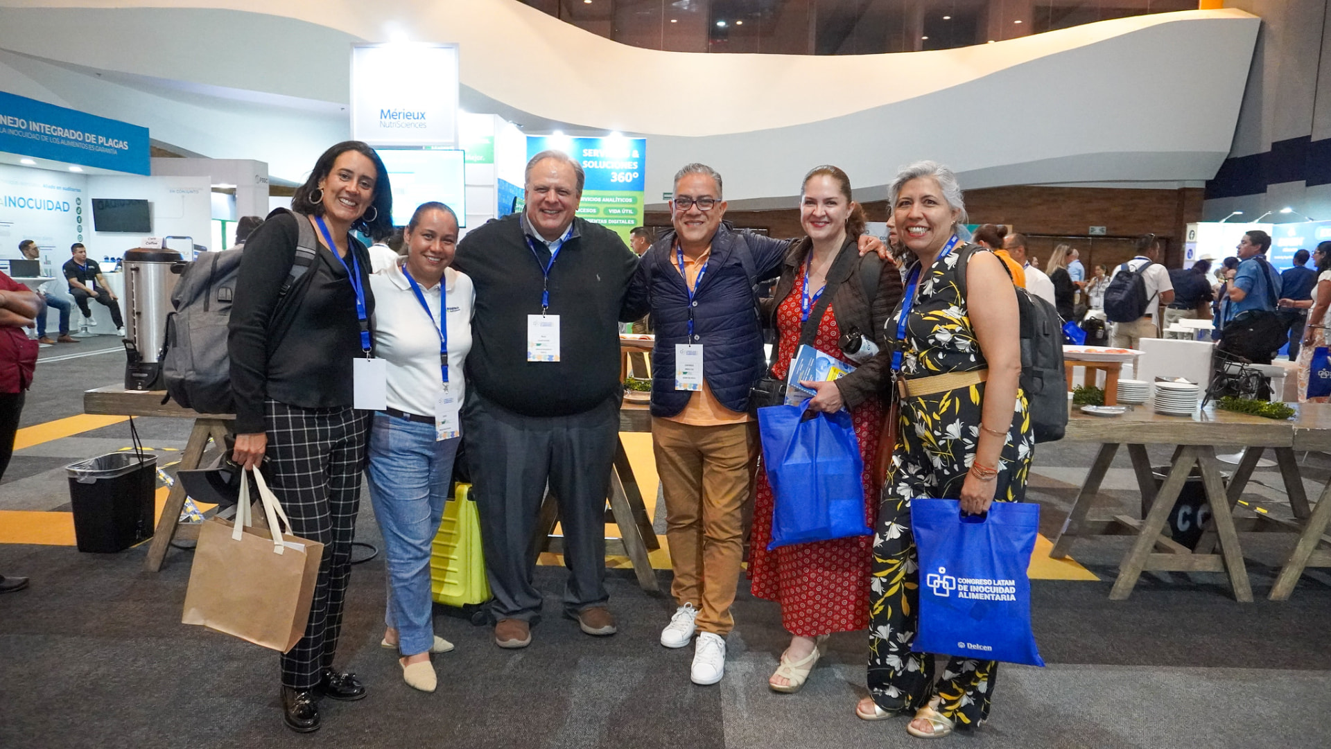 Asistentes en el área de exposición y networking del Congreso Latam 2024
