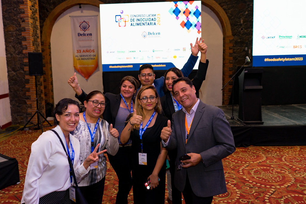 Foto grupal de asistentes y organizadores frente al escenario del Congreso Latam 2023 en Querétaro