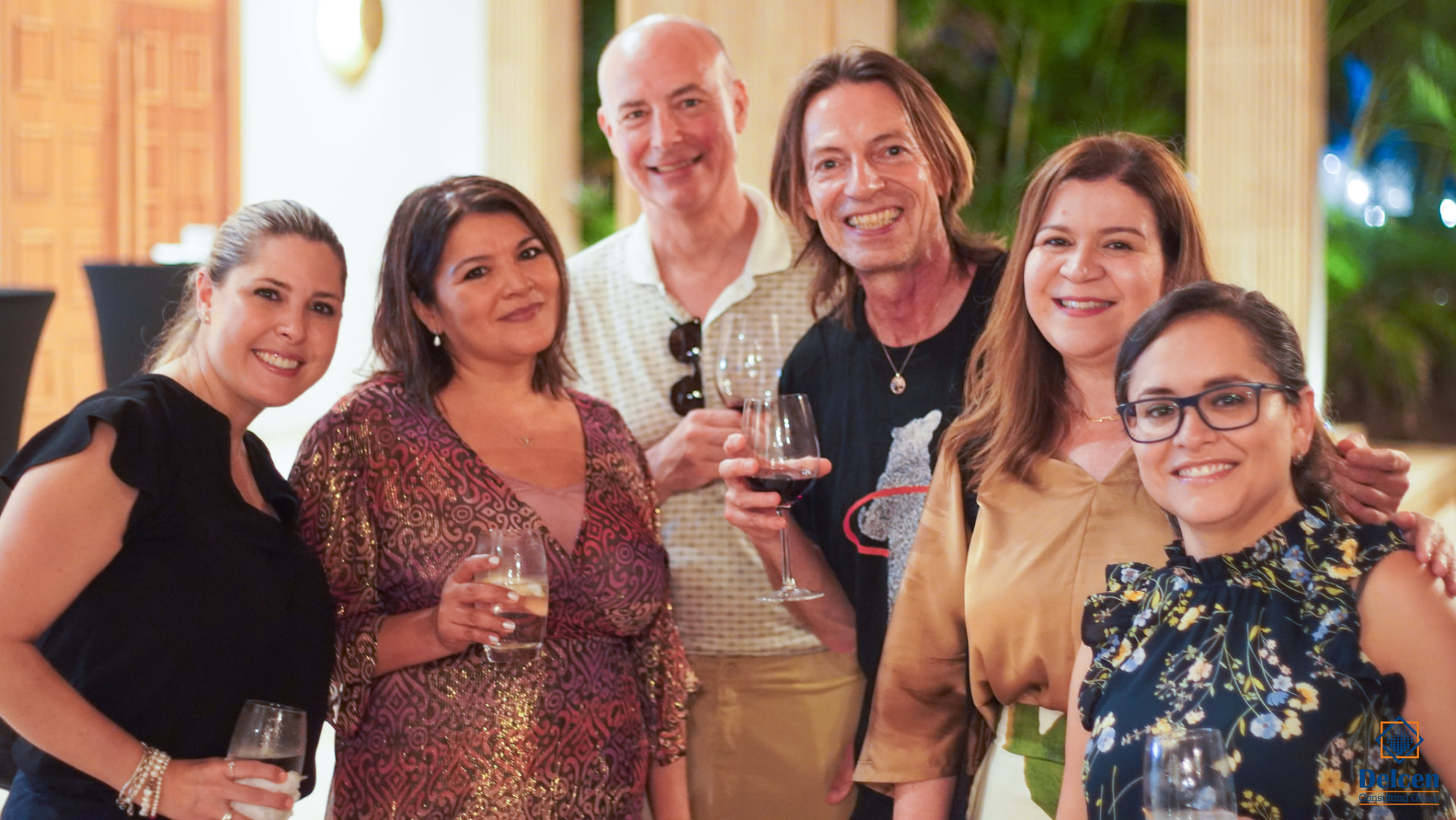Invitados conviviendo durante el encuentro social del Congreso Latam 2024 en Cancún