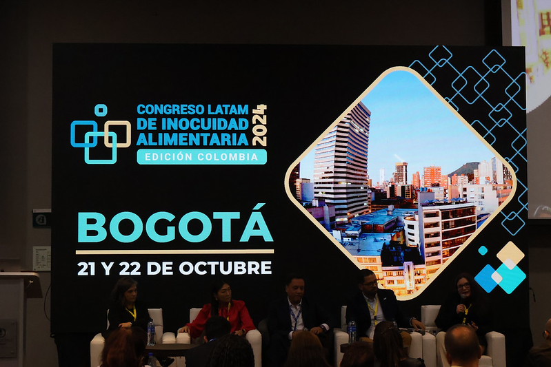 Panel frente a la imagen oficial de Bogotá durante el Congreso Latam Colombia 2024