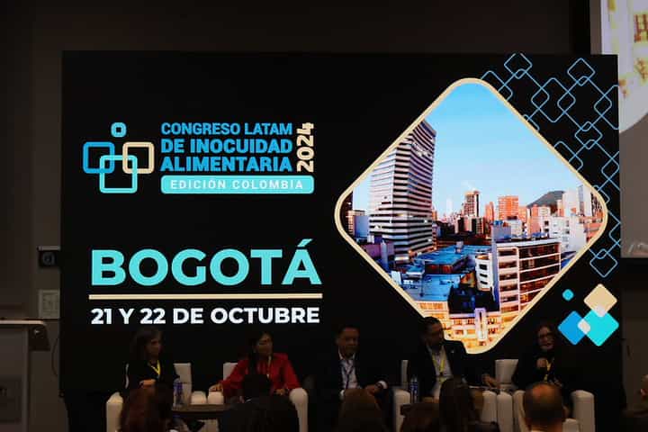 Panel frente a la imagen oficial de Bogotá durante el Congreso Latam Colombia 2024