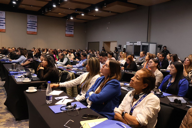 Asistentes siguiendo una conferencia en el salón principal de la edición Colombia 2024