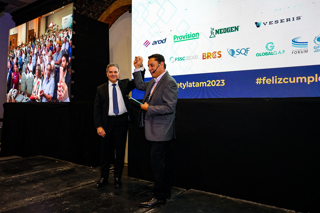Ponentes celebrando el cierre de una sesión en el escenario principal del Congreso Latam 2023