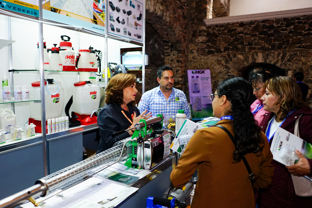 Demostración de equipos especializados de control de plagas en un stand del Congreso Latam 2023