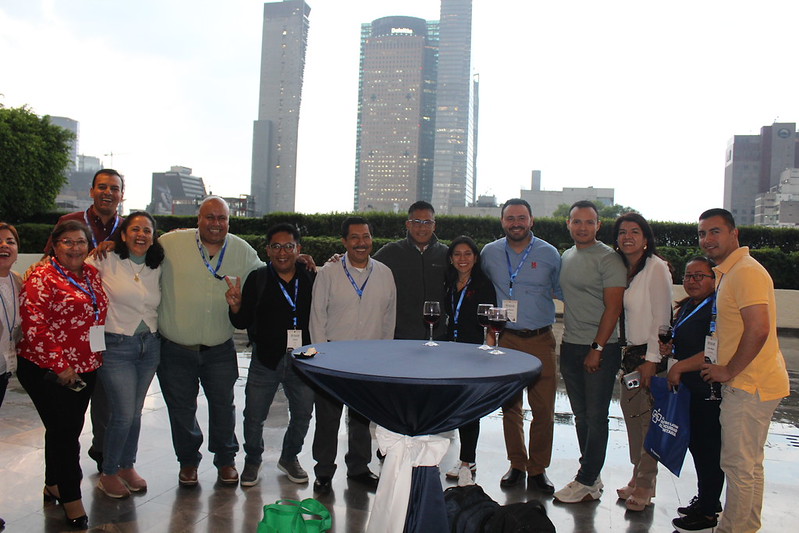 Grupo de asistentes y expositores del Congreso Latam 2025 posando durante una actividad de networking