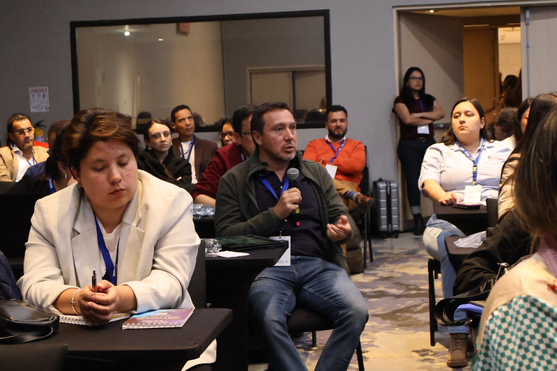 Asistente tomando la palabra durante una conferencia del Congreso Colombia 2024