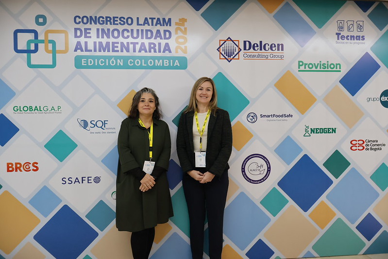 Ponentes del Congreso Latam Colombia 2024 frente al muro oficial de patrocinadores