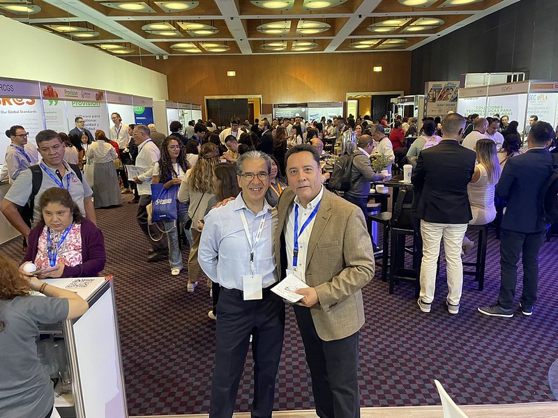 Asistentes del Congreso Latam 2025 posando en el área de exposición durante una pausa de networking