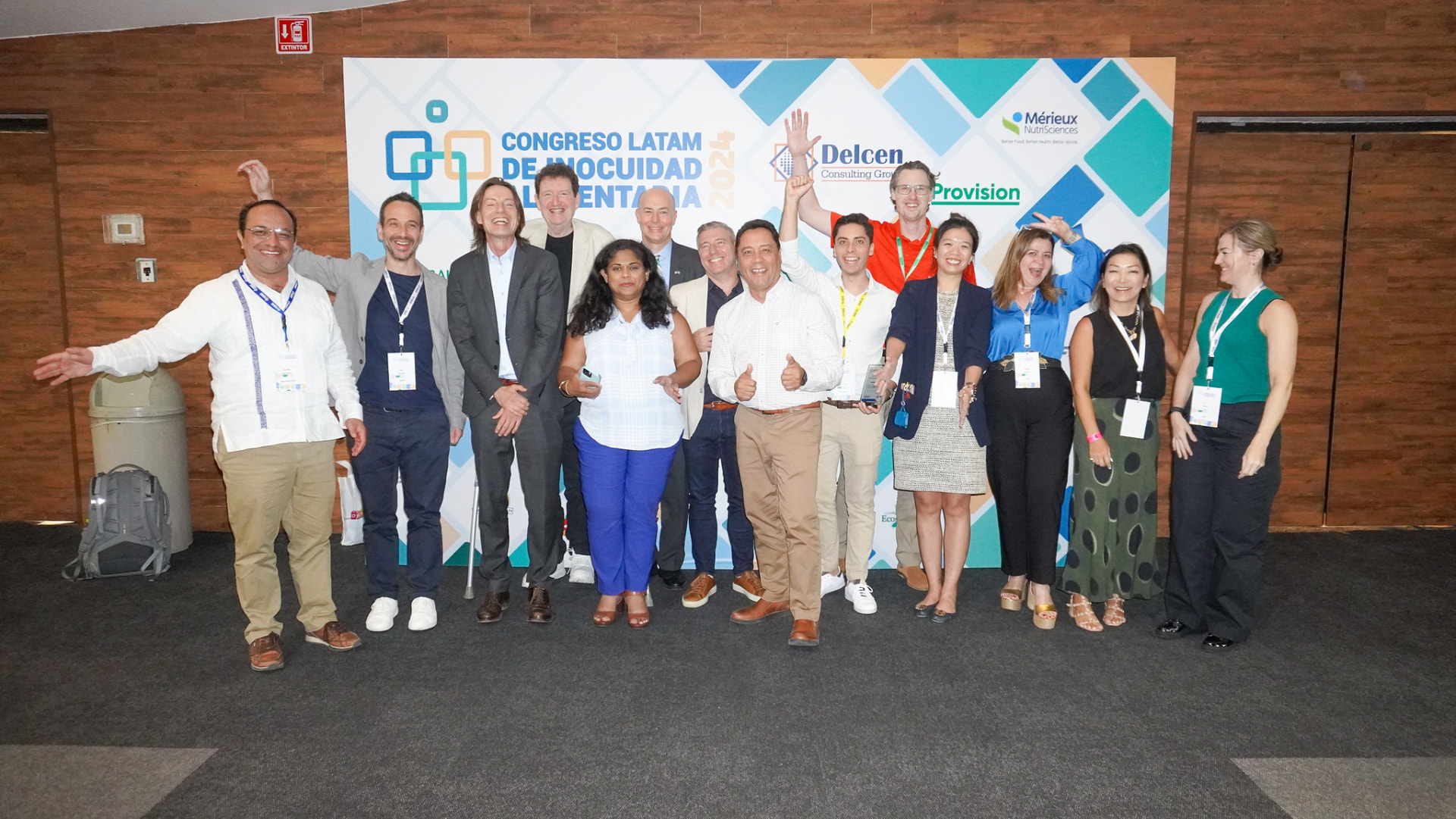 Ponentes e invitados reunidos frente al muro oficial del Congreso Latam 2024 en Cancún