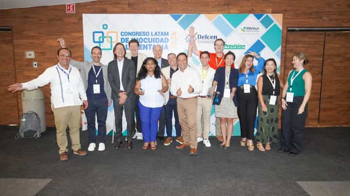 Ponentes e invitados reunidos frente al muro oficial del Congreso Latam 2024 en Cancún