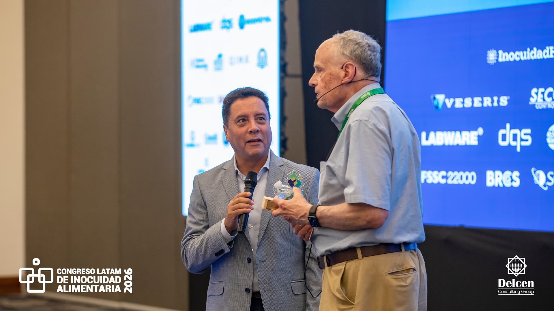 Entrega de trofeo de reconocimiento a un ponente en el escenario del Congreso 2026