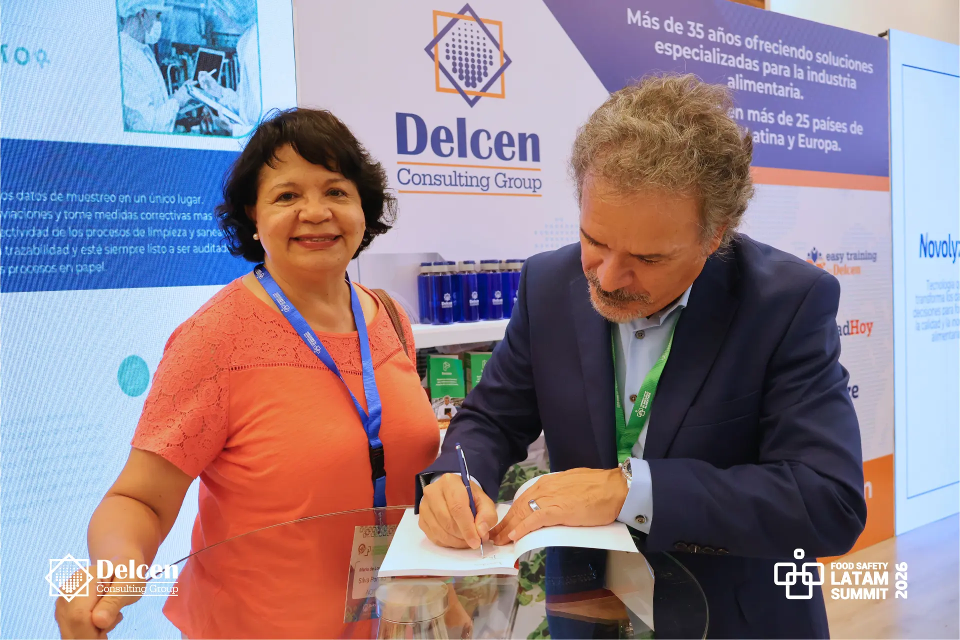 Firma de libro en el stand de Delcen Consulting Group durante el Congreso 2026