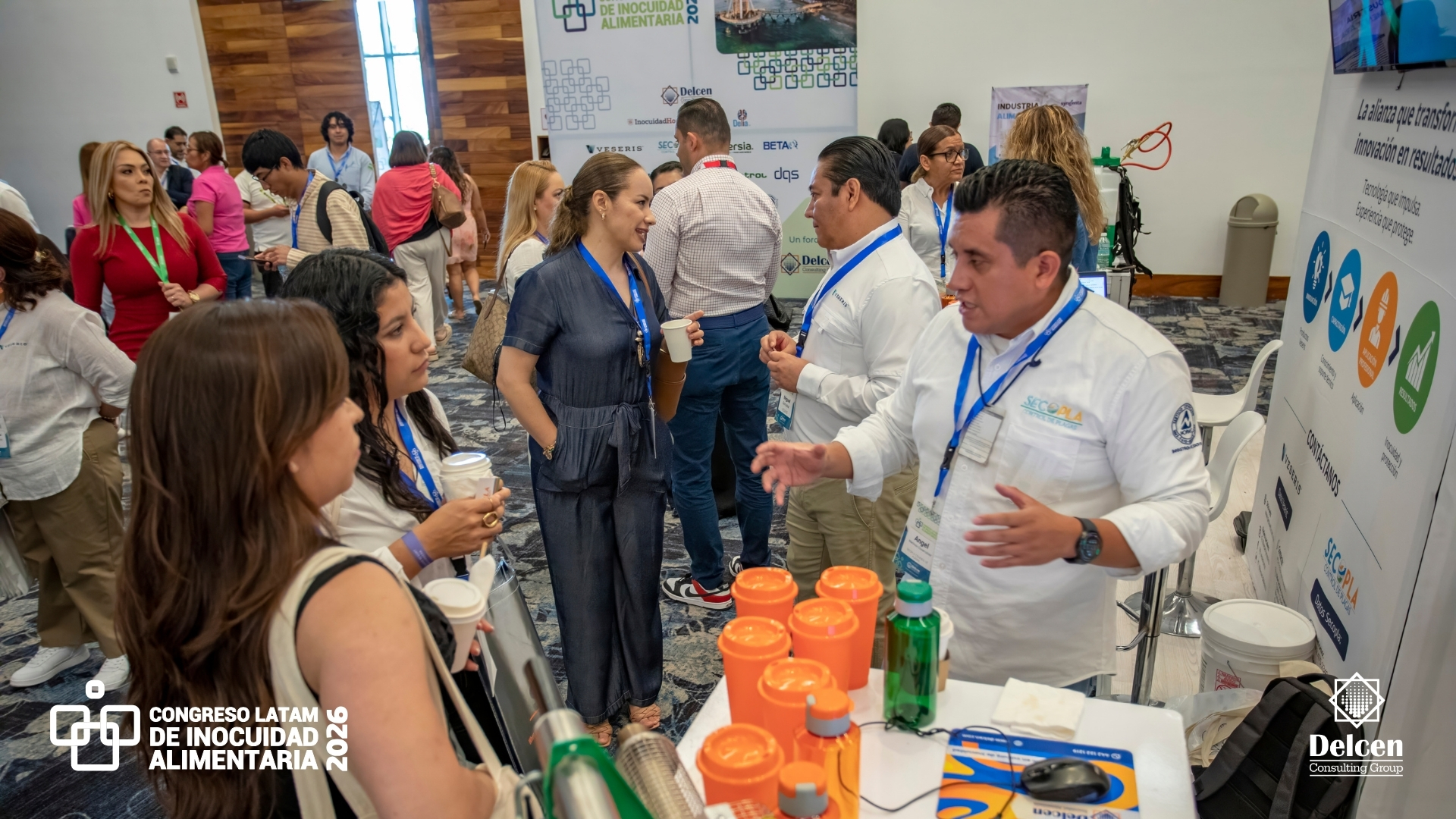 Networking entre asistentes y expositores durante el Congreso Latam 2026