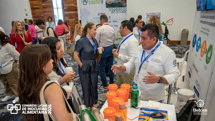 Networking entre asistentes y expositores durante el Congreso Latam 2026
