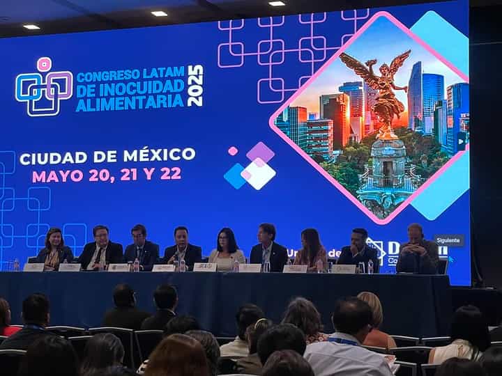 Panel de expertos del Congreso Latam 2025 sentado en la mesa principal del escenario de la Ciudad de México