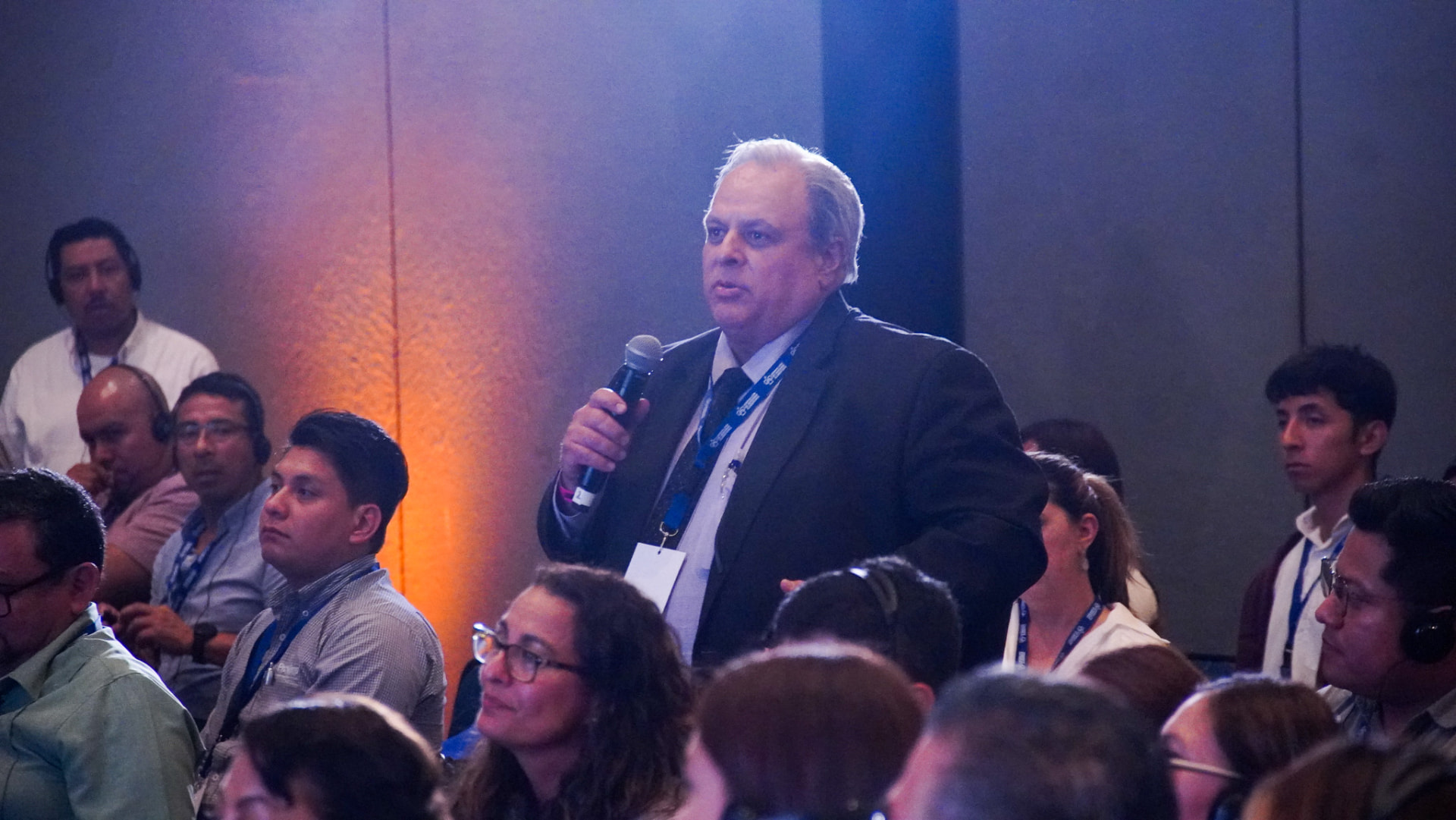 Asistente interviniendo con micrófono durante una conferencia del Congreso Latam 2024