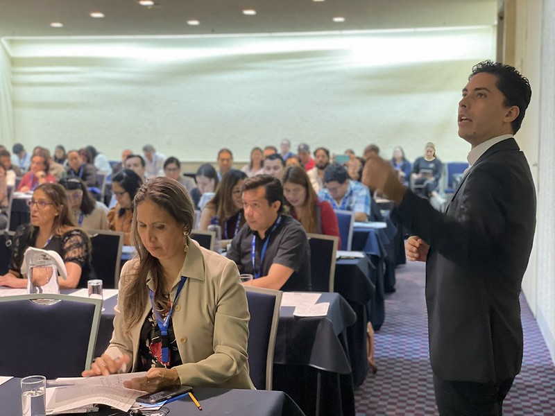 Participante del Congreso 2025 de pie interviniendo durante una sesión de capacitación