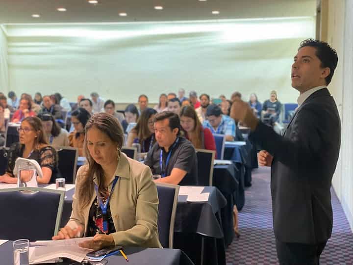 Participante del Congreso 2025 de pie interviniendo durante una sesión de capacitación