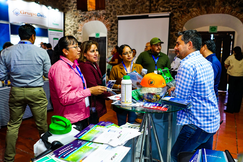 Networking de profesionales de la industria alimentaria en el área comercial del Congreso Latam 2023