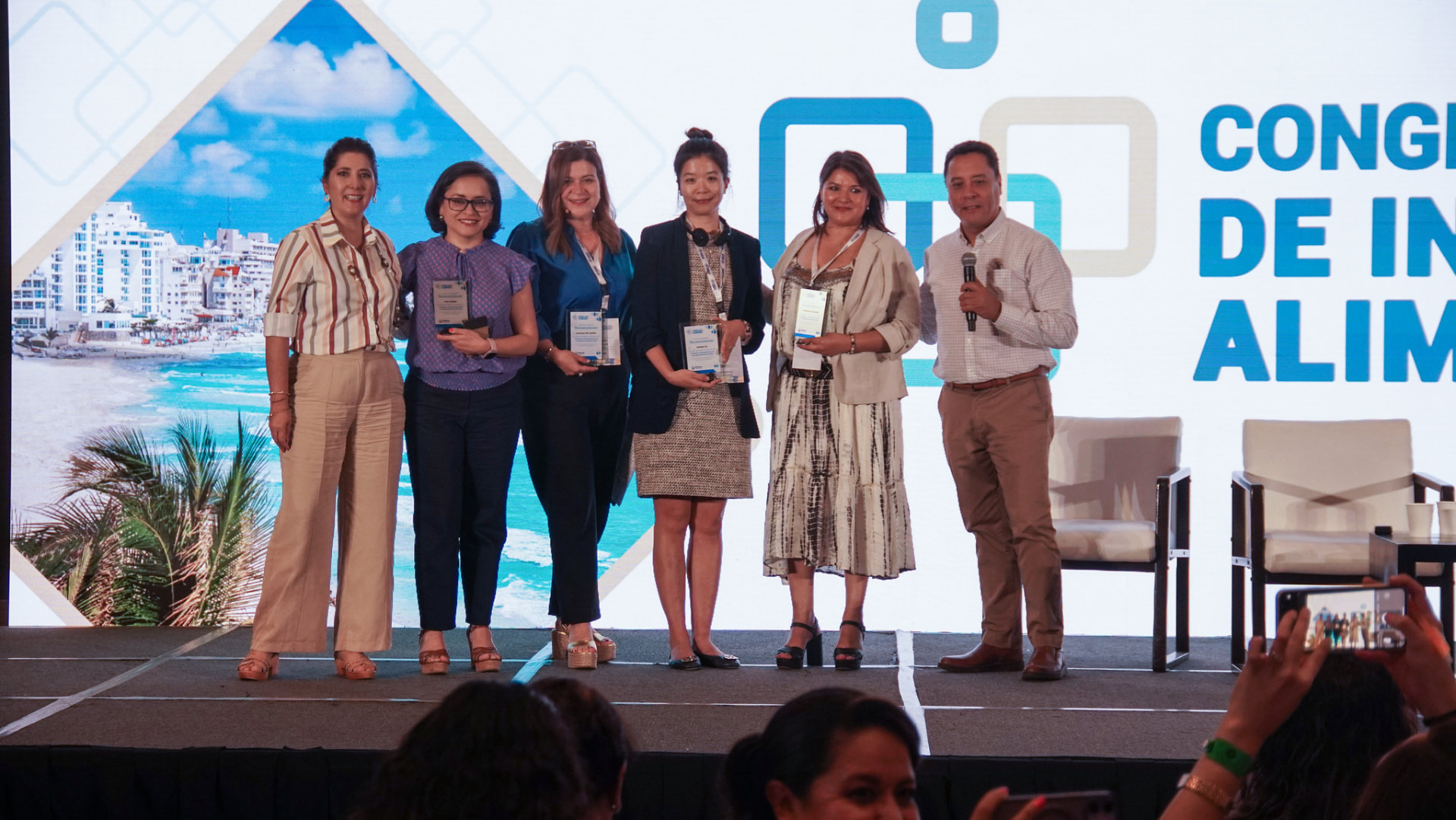 Entrega de reconocimientos a ponentes en el escenario del Congreso Latam 2024 en Cancún