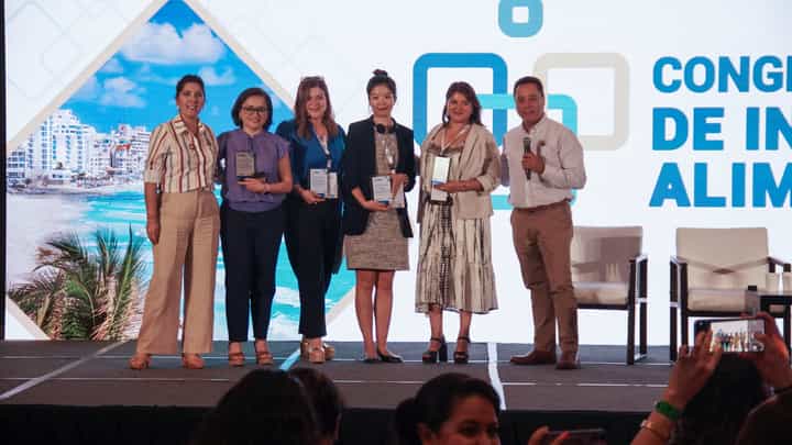 Entrega de reconocimientos a ponentes en el escenario del Congreso Latam 2024 en Cancún