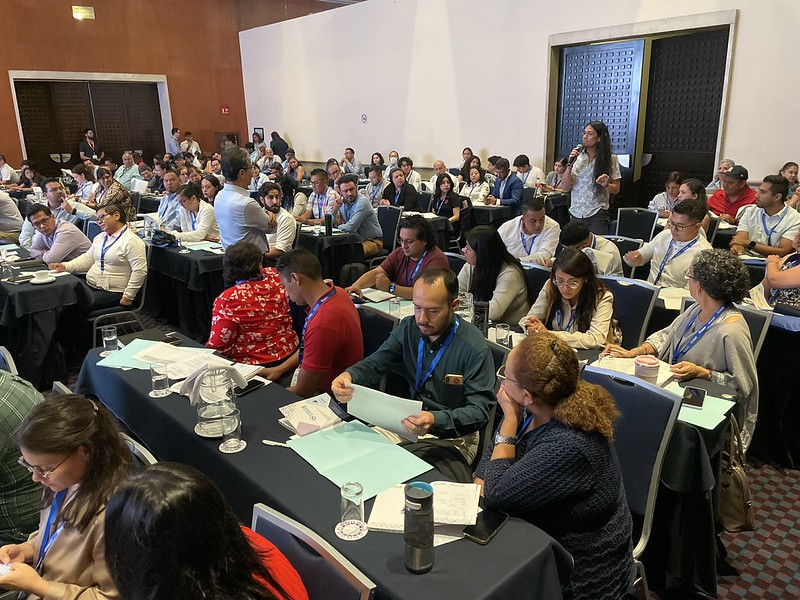 Asistente del Congreso 2025 tomando la palabra con el micrófono durante una sesión participativa